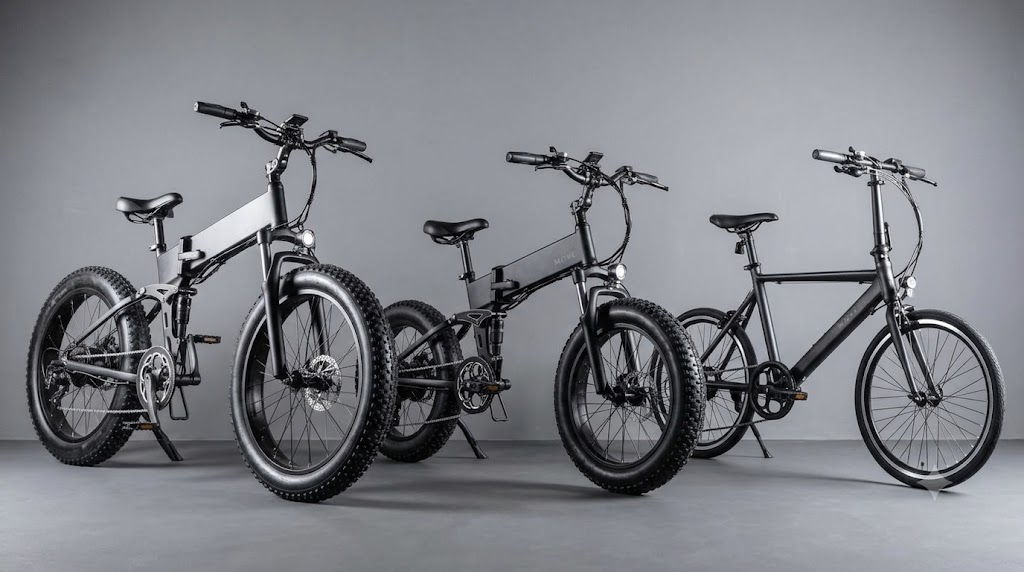 清潔なスタジオ(または展示スペース)に並べられた、電動アシスト自転車「MOVE」シリーズの3モデル。左から、24インチファットタイヤのフラッグシップモデル(MOVE Xタイプ)、20インチファットタイヤのコンパクトモデル(MOVE XSタイプ)、20インチスリムタイヤの軽量スリムモデル(MOVE Sタイプ)。それぞれのタイヤサイズ、フレームのスケール感、タイヤ幅の違いが明確にわかる。