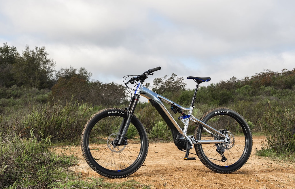オフロードのトレイルに停車しているヤマハのe-MTB「YPJ-MT Pro」の左面写真