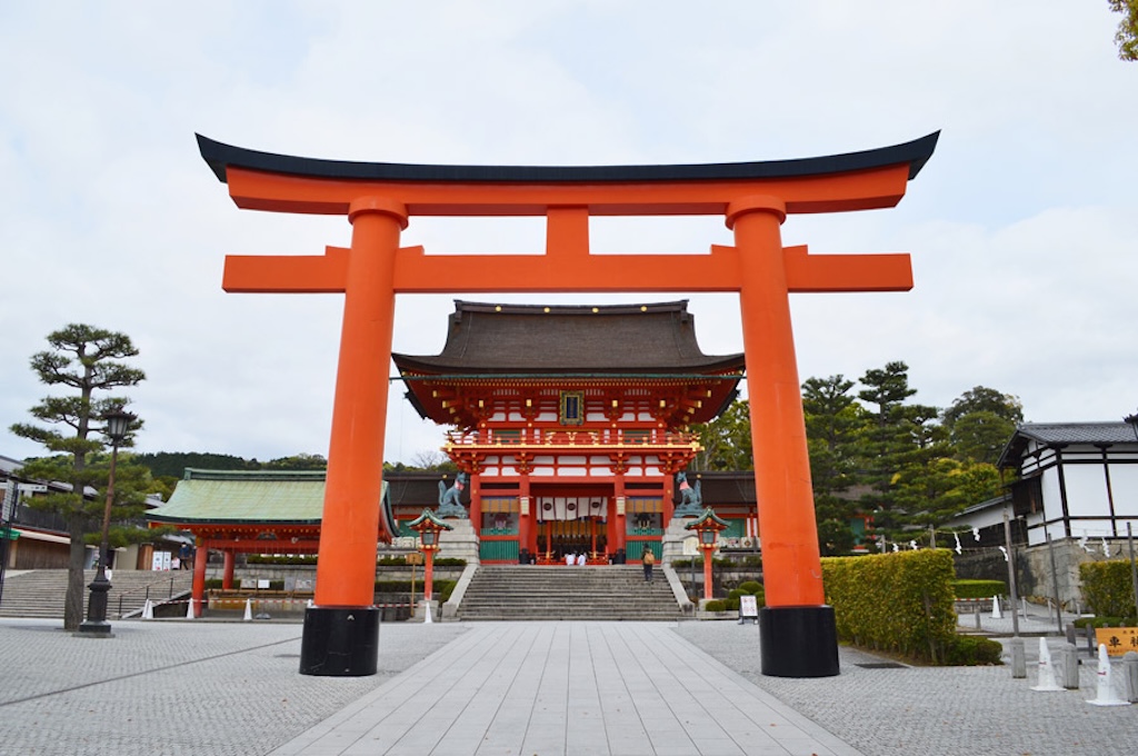 正面参道から朱色の二ノ鳥居越しに望む伏見稲荷大社の楼門